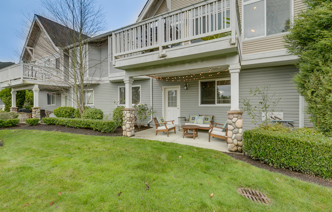 Beautiful open layout 2-level townhome!