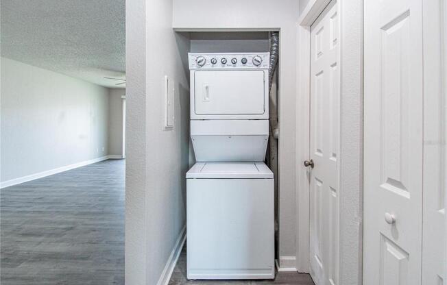 2 beds, 2 baths, 864 sqft, $1,400