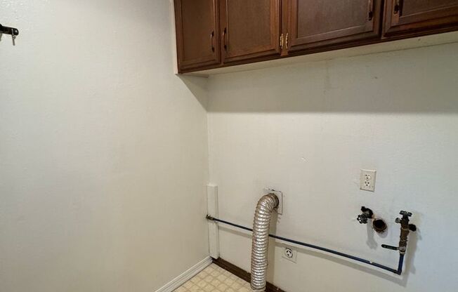 2 bed 2 bath duplex, new carpet and paint!