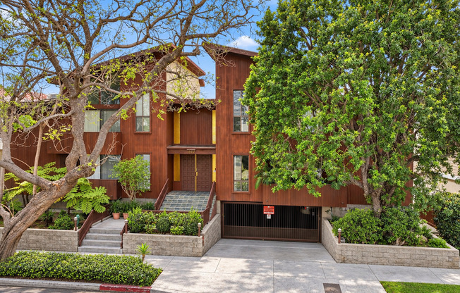 BRIGHT & AIRY, 2BR2.5BA TOWNHOUSE W/ DUAL PRIMARY SUITES, FENCED PATIO & 2-CAR GATED PARKING IN WELL-KEPT GATED BUILDING!