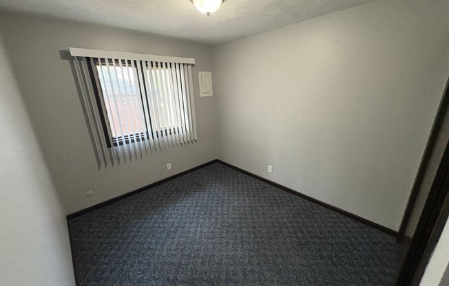 2 beds, 1 bath, 1,080 sqft, $850, Unit #10