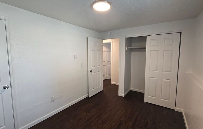 2 beds, 1 bath, $1,050, Unit Apt 3