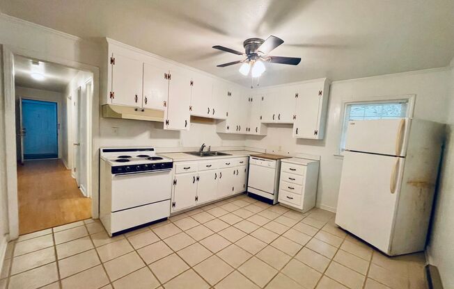 2 beds, 1 bath, $1,300, Unit #3