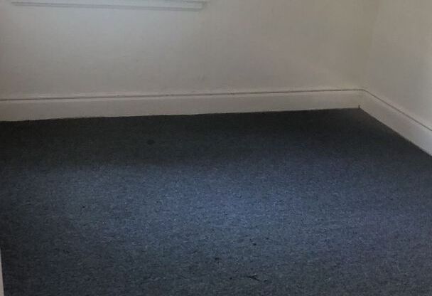 2 beds, 1 bath, $810, Unit G-2