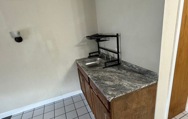 1 bed, 1 bath, $750, Unit 204