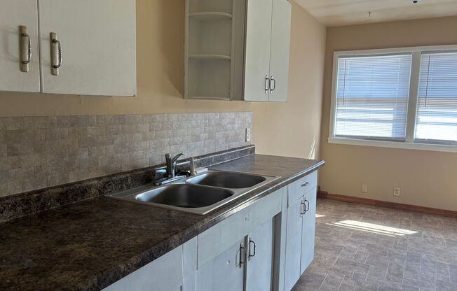 2 beds, 1 bath, 1,855 sqft, $825, Unit Lease only