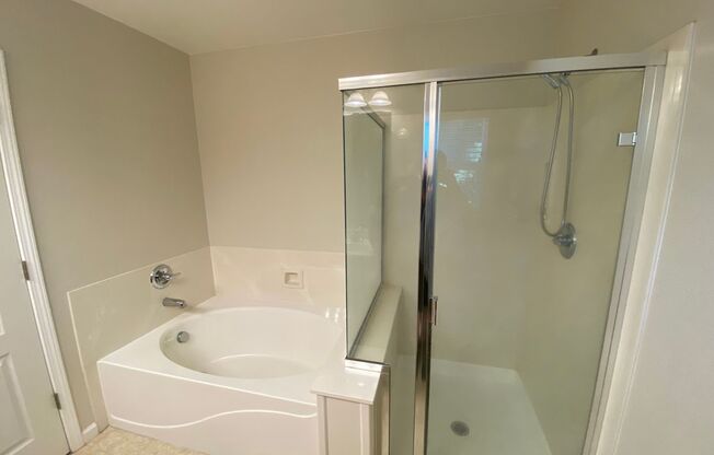 3 beds, 2.5 baths, $2,595, Unit #3014