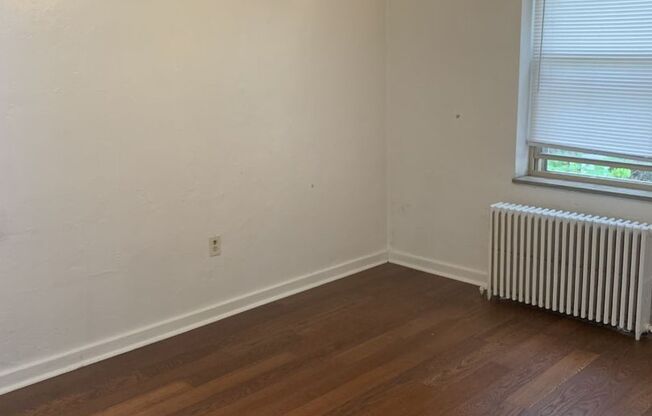 3 beds, 1 bath, $2,250, Unit 306D
