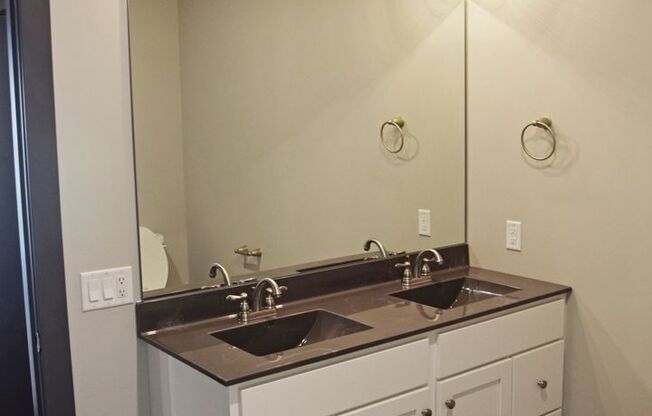 2 beds, 2 baths, 890 sqft, $1,720, Unit 520-200