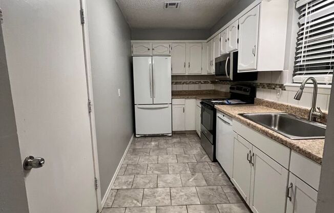 3 beds, 1.5 baths, 1,253 sqft, $1,550, Unit 2105 South Ash Ave