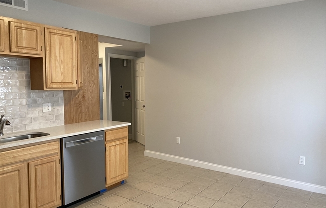 3 beds, 1 bath, 900 sqft, $2,850, Unit 2