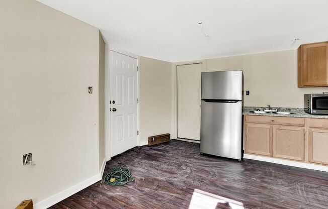 Studio, 1 bath, 500 sqft, $595, Unit 110 East Market Street - Apt 1