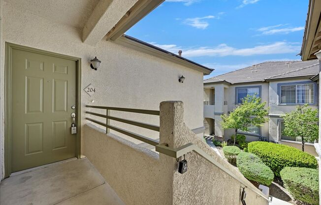 1 Bedroom Condo in Gated Community With Lots of Shopping Nearby