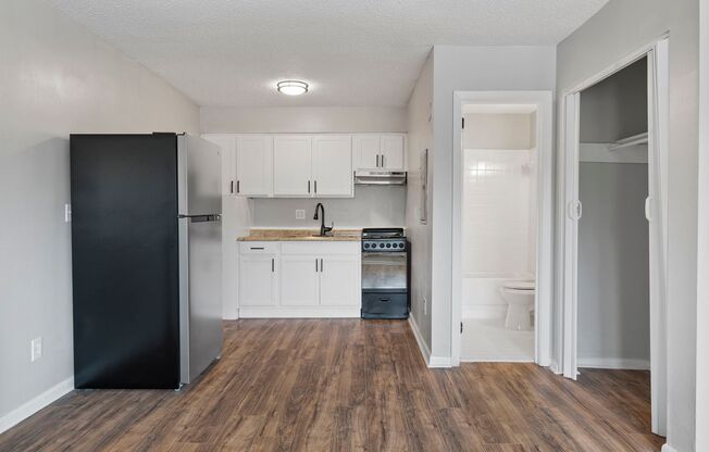 Studio, 1 bath, 300 sqft, $845, Unit 16