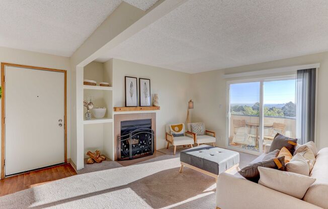 2 beds, 2 baths, 870 sqft, $1,735, Unit 10-112