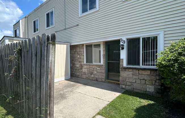 3 beds, 2.5 baths, 1,636 sqft, $1,379, Unit 729