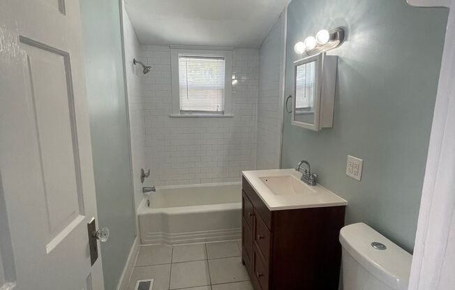 1 bed, 1 bath, $1,700, Unit 32 E 106