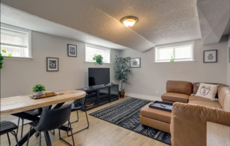 2 beds, 1 bath, $2,200