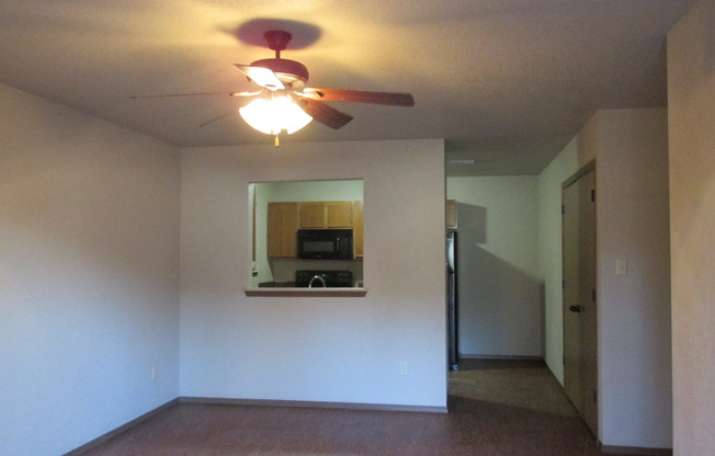 2 beds, 1 bath, $725, Unit A