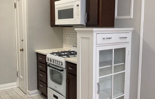Edgewater Studio with Heat and Cooking Gas Included ~ No Security Deposit ~ Cat Friendly