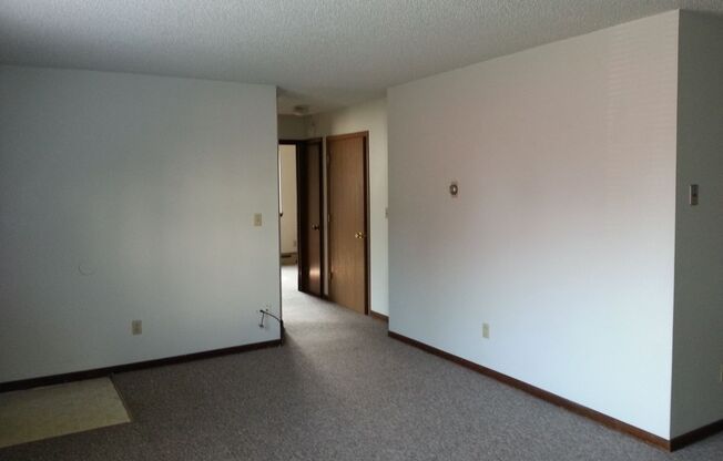 2 beds, 1 bath, $985, Unit 1012-08