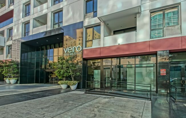 Modern & Spacious, Furnished or Unfurnished, 920 Sq Ft Condo in the Vero Lofts Building w/ Upscale Amenities (Pool, Gym, Retail Shopping, Outdoor Seating, Gated/Secured Access, Etc) in the Heart of Downtown LA!