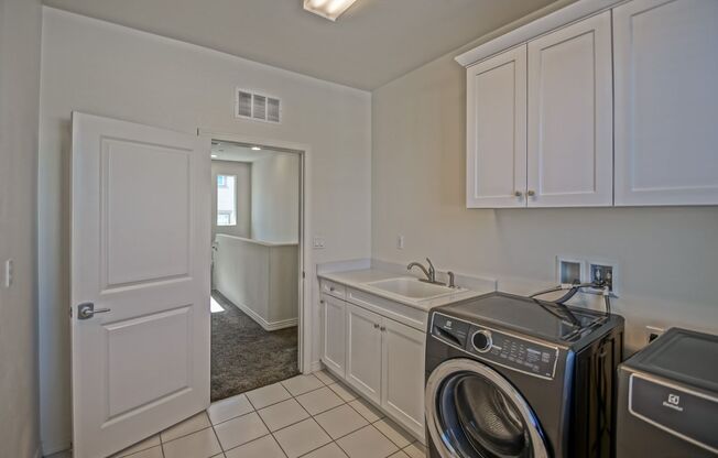 3 beds, 2.5 baths, $4,250, Unit UNIT # 105