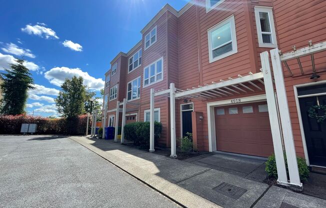 South Portland 2Bd/2.5Ba 3 Level Home ~ Washer/Dryer in Unit, 2 Car Tandem Garage!!! Close to OHSU!