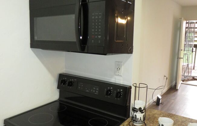 Studio, 1 bath, 413 sqft, $879, Unit 370