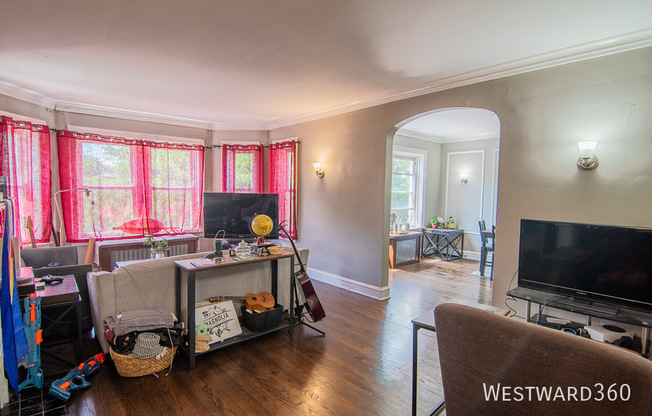 2134 W ARTHUR
