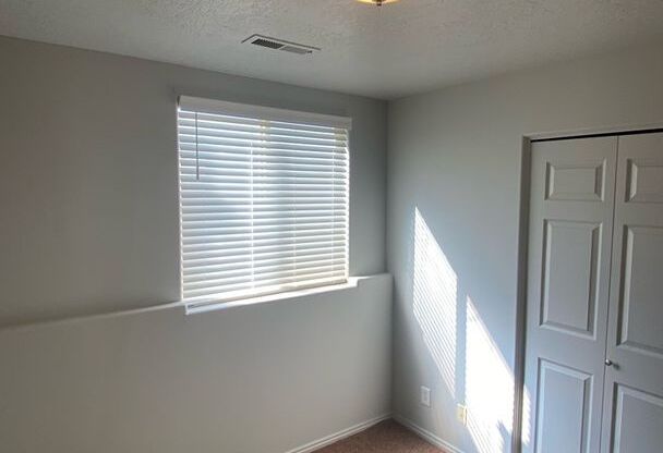 3 beds, 1 bath, $1,095, Unit # 2