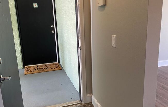 Great 2/2 condo in Pershing point Lake view with updated Flooring