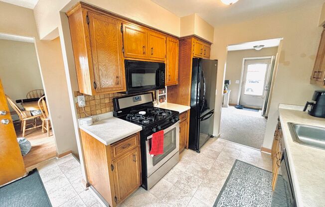 Great crystal home with huge fenced in backyard! Awesome home for entertaining!!