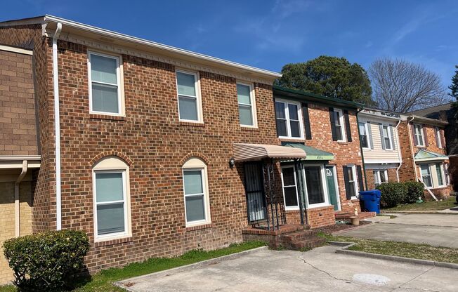 Spacious HOLLAND MEADOWS townhome