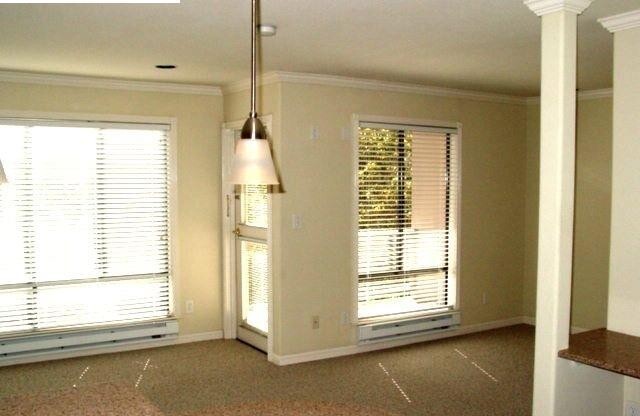 Lovely upgraded studio condo with resort-like amenities at desirable Watergate by the bay!