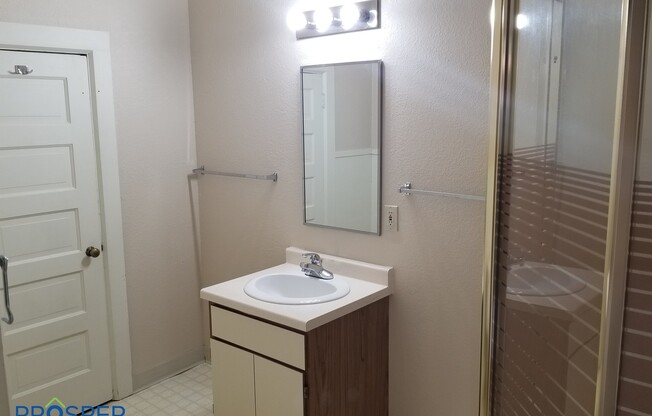 2 beds, 1 bath, $1,000, Unit 202 2nd Floor