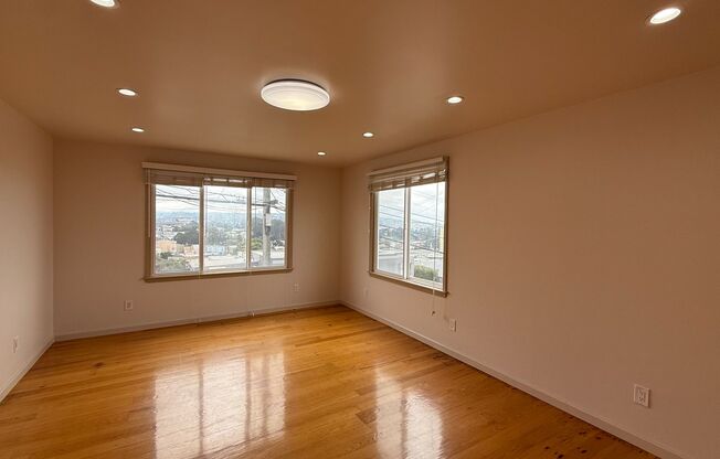 Epic REA - Great View Home, 4 BR+Bonus Room/2 BA w/Parking
