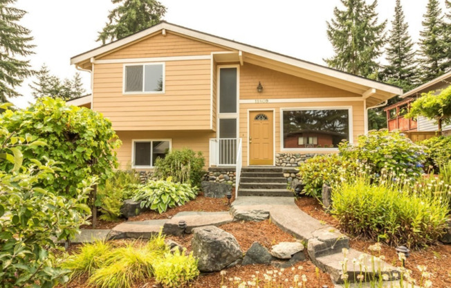 Charming 3-Bed, 2-Bath Tri-Level Home in Redmond, Steps from Marymoor Park"
