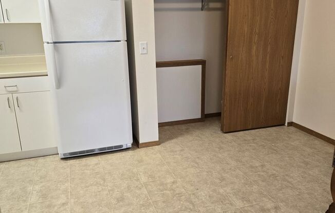 2 beds, 1 bath, 856 sqft, $1,269, Unit PL   7605