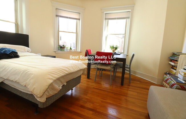 91 Trowbridge St