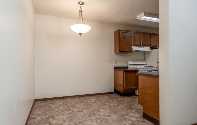 2 beds, 1 bath, 938 sqft, $1,365, Unit 880-101