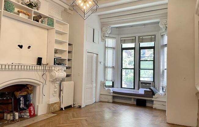 313 W 75 ST