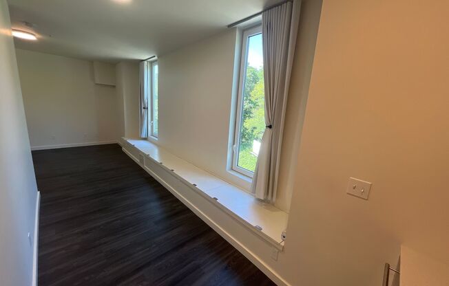 Studio, 1 bath, 551 sqft, $1,275, Unit 409