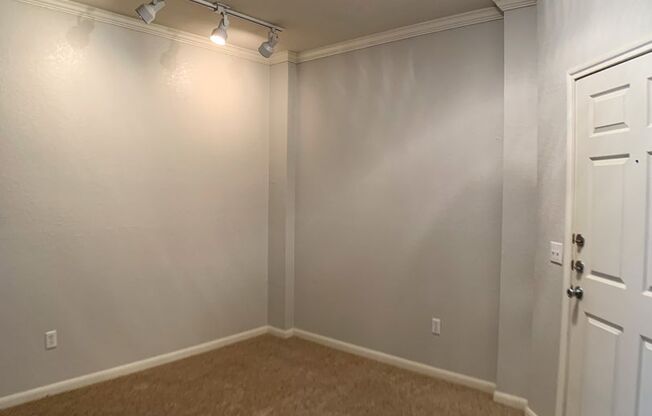 Gorgeous 2 bedroom with Courtyard view!