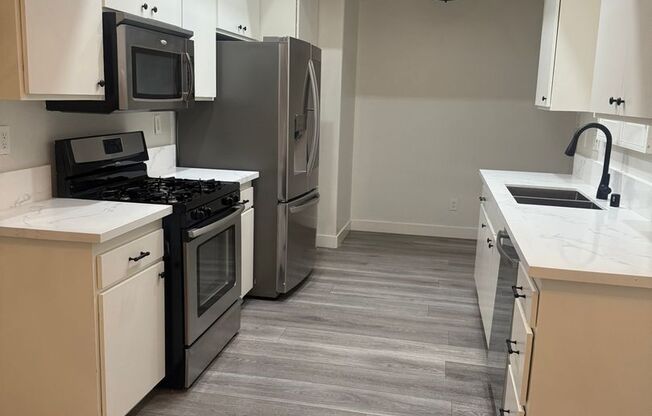 SPACIOUS AND BRIGHT 2+2 CONDO! CLOSE TO MAJOR FWYS AND VENUES! ONE MONTH FREE MOVE IN SPECIAL!