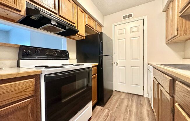 2 beds, 1 bath, 924 sqft, $1,075, Unit J3