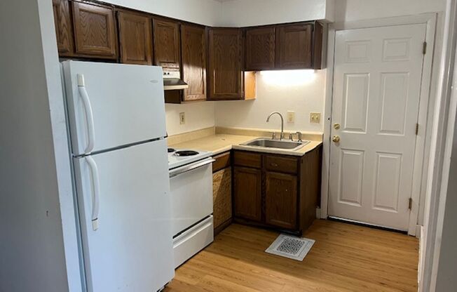 2 beds, 1 bath, $1,370, Unit 15A