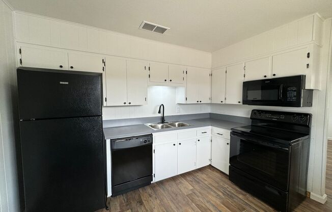 2 beds, 1 bath, 700 sqft, $695, Unit Unit H