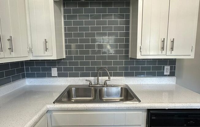 1 bed, 1.5 baths, 810 sqft, $975