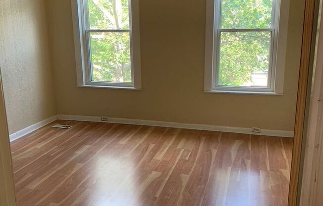 Bright and Airy 2 Bedroom Townhome in Patterson Park!